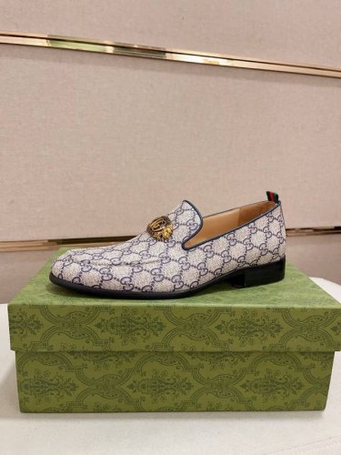 工厂价: 古奇GUCCI 新品系列ss爆款新品 休闲西装鞋、顶级进口材料 鞋面五金扣和鞋口侧饰标识、鞋垫和鞋底有品牌标识 鞋面：进口pvc材料100% 内里：牛