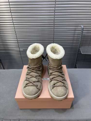 Miumiu 缪缪 Ss秋冬走秀款 绑带羊毛小短靴雪地靴毛毛鞋 经常出现在各大时装杂志封面 各路明星、小红书博主都有钟爱 搭配绑带设计更显优雅，上脚尤为惊艳到你