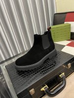 出厂价： 商品商标：Gucc* 古奇* 高帮靴子 正码码数: 38-44 可订做45.46 商品材料：鞋面进口磨砂皮，牛皮内里，原版大底。