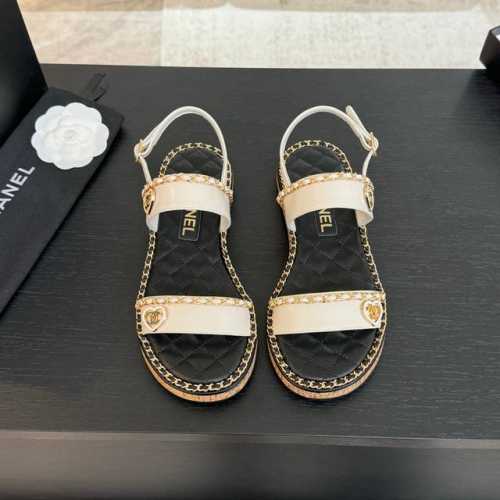 CHANE*｜小香25C春夏新品度假厚底链条双C爱心凉拖拖鞋这一季度假凉拖系列真的超美 搭配链条双C五金装饰 简约百搭上脚超级美的 怎么看怎么好看 Go 材质：