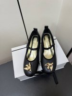 cotemp Ceol 24 Aw新品奶奶鞋系列玛丽珍鞋芭蕾舞鞋 融合芭蕾舞软足鞋和u型浅口奶奶鞋经典形态，以柔软小牛皮打造松弛复古质感，皮质细腻柔软包裹于足部