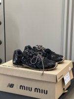 顶级品质 Miu X Newbalence 24秋冬阿甘鞋 秋冬是纯皮材质的，复古时髦的基调不变， 天然皮革裁切，但整体气质看去就很贵 情侣siez 35-45