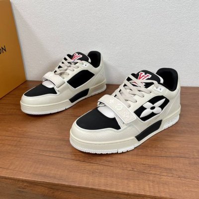 新款lv Trainer 运动鞋出货 本款 Lv Trainer 运动鞋以正绒面和粒面牛皮革重绎 Virgil Abloh 的经典之作，再为同色系橡胶外底点缀