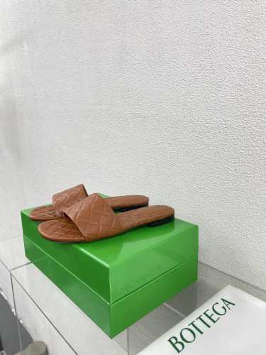 冲量价 顶级高版本 代购品质 原版开发bottega Venet*2024Ss最新款夏季平底凉拖鞋。Bv新款amy抢手菱格压纹穆勒鞋爆款，Ins&小红书巨多网红