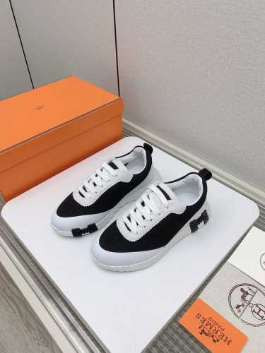 出厂 高版本 Hermes 新款 Bouncing 情侣运动鞋 爱马仕最舒服的鞋，没有之1，上脚特轻又巨好看，逛街暴走都不会累 整体麂皮手感很好，很漂亮了也很百