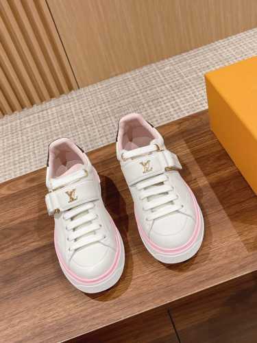 Louis Vuitton 路易威登经典厚底运动鞋 老花monogram皮革logo挂饰，精致绝伦！ 本款Time Out 运动鞋取材柔软牛皮革，以耀眼光泽点亮