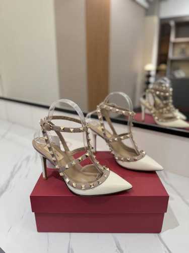 出厂价Pp： Valentino 华伦天奴铆钉 Vt经典环绕踝脚带铆钉凉鞋，历久弥新深入人心永不过时的必备单品顶级复刻！侧身弧线完美，原版开模定制不生锈铆钉 特