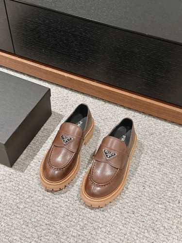 顶级品质 Prada Fw24 New Arrival～ P家2024秋冬厚底乐福鞋新品 经典的鞋型，搭配prada 三角标装饰， 简约百搭又不乏辨识度经典耐看