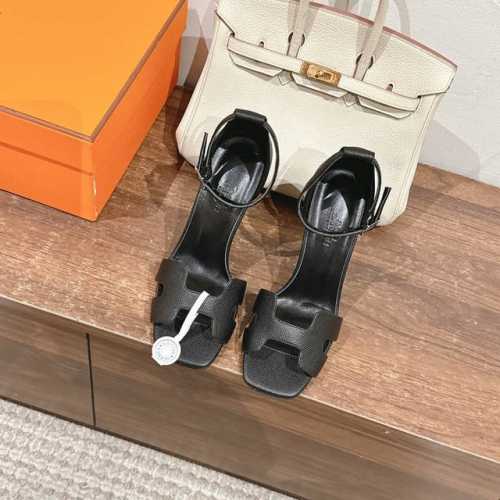 10.5cm组图 出厂价 Hermes 爱马仕 Joy 105高跟凉鞋 时尚又百搭 搭配H鞋头 超级舒服 每个细节都做到极致 搭配同色调标志性纯鞋扣 设计简约流