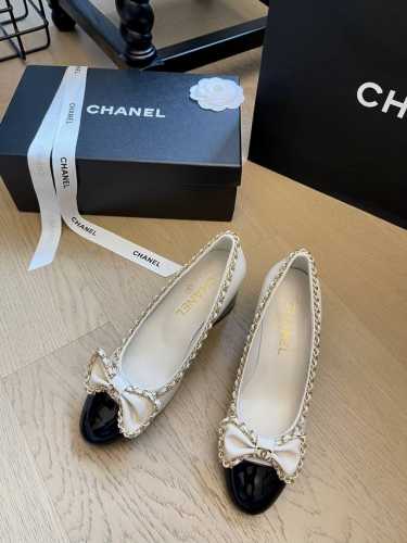 Chanel 24A链条粗跟 平底单鞋！ 无论搭配裤装还是裙装都是完美 小圆头的设计很好的修饰脚型 小仙女们必备！ 鞋面：进口小羊皮 内里：混种羊皮 大底：进口