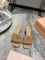 批340 缪缪褶皱彩色中跟拖 miumiu拖鞋让你走路也可以美到心坎里 设计非常简约大气，没有过多的装饰和花哨的设计，但却自带一股优雅的气质，搭配能力非常强，无