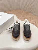 市面最高版本 Prada 普拉达24秋冬新款△三角标羊毛高帮鞋，厚底靴 雪地靴 双色擦色牛绒真羊羔毛 真皮沿条 双色tpu大底 材质细节可对比原版，市面普通版本