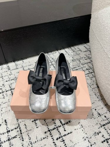 Miu Miu 缪缪 25 早春新品 专柜主打最新走秀款 蝴蝶结复古玛丽珍粗跟单鞋火爆上新！ 缪家高货 顶级工艺打造精品质感 无敌舒适 绝对是一见钟情款！时尚百