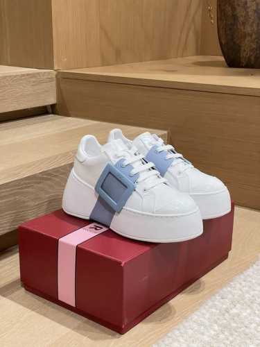 代购级别 Roger Vivier 厚底运动板鞋 专柜主推款，各路明星同款，原版到手才开发，材质和原版一致，重量和正品高度一致，原版开模大底、饰条、五金扣，各处