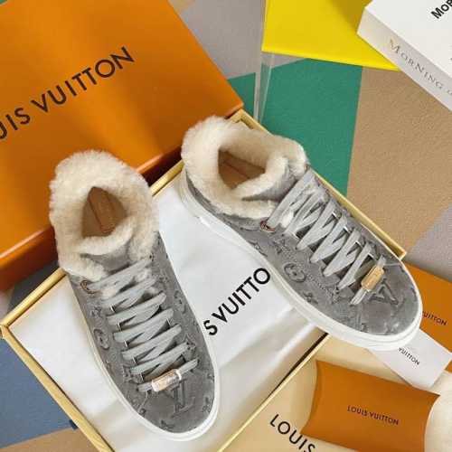 顶级版本： Lv驴牌 L家 Time Out系列 羊毛 小白鞋 运动鞋 原版购入开发 做货 作为路易威登经典鞋履之一，Time Out 运动鞋此次身着蓬松羊毛皮