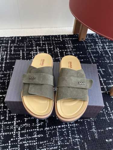 代购级 Zegna 杰尼亚 Xxx系列 一字 厚底 老钱风 凉拖鞋 原版购入开发 做货 这款Zegna老钱慵懒气质拿捏，男士夏季必备单品， 这款拖鞋选用柔软小牛