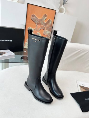 冲量价: Alexander Wang 亚历山大 王 秋冬新品 纽约时装周大王字母靴上新 Ins风格新款推出 使用了大王经典方跟简洁风，讲究线条的设计理念，女王
