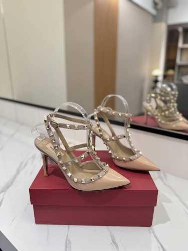 出厂价： Valentino 华伦天奴铆钉 VT经典环绕踝脚带铆钉凉鞋，历久弥新深入人心永不过时的必备单品顶级复刻！侧身弧线完美，原版开模定制不生锈铆钉 特别有