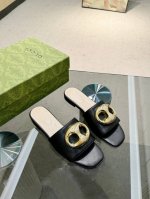 工厂价 Gucc*家2新款平跟一字拖 高版本 长期做货 推荐给美眉们 一定要试试这款拖鞋 又一款心头爱 ~版型超正 做工细节完美 ，上脚非常舒适 高雅百搭。原版