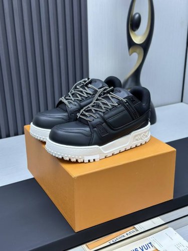 工厂价 顶级版本 胖丁 LV-路易威登-经典走秀新款空胶工艺 原版1：1开发复刻！！上脚非常舒适 奢侈用料，做工精细，中底印有欧洲制造英文字母鞋面由意大利进口小