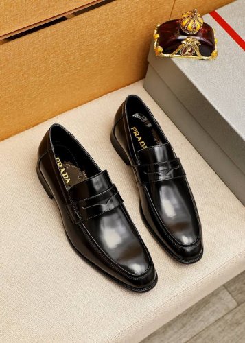 商品商标：Prada 普拉达 休闲皮鞋 正码码数: 38-44 45订制 商品材料：精选 进口头层开边珠牛皮鞋面，进口水染牛皮内里。强烈立体视觉效果，原版大底
