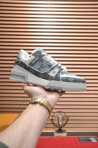 出厂价 原版开发 品质出货欢迎对比 Lv板鞋系列Lv Trainer Maxi运动鞋将成衣系列的宽松廓形引入virgilabloh笔下的lvtrainer运动鞋