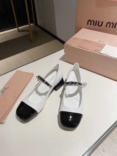 出厂价 平底，4.5.Cm7Cm3个跟高顶级品质 Miu Miu 夏季新款火爆款 全新超美链条装饰搭配 时尚淑女气质十足 双色拼接 又不乏美艳色彩外侧附带弹力象