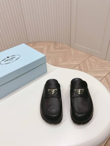 出厂 最新系列！Prada 普拉达2024春夏新款凉鞋 三角扣面包包头半拖鞋 最新走秀系列 经典升级 舒适度与时髦度并存 每个颜色搭配都好看，设计搭配不同风格需