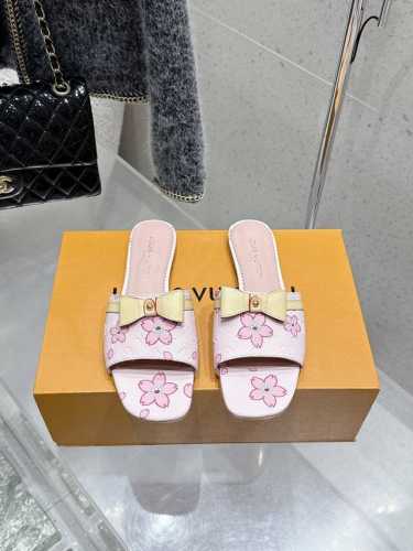 Louisvuitton 25 春夏新款 蝴蝶结跟矮跟凉拖鞋 很难不怀疑是不是借鉴了唐朝的唐三彩作为基础，创新成Lv经典标志Logo，采用彩色以及鞋面的大面积底