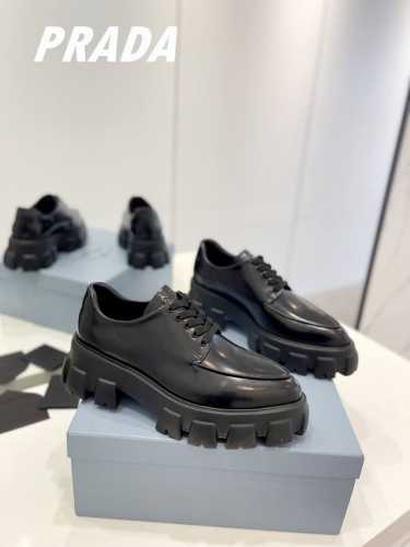 工厂价 顶级PRADA 大爆款无疑！好看到爆炸，众多网红上脚，工作 休闲两不失误，独立风格各处无可挑剔的细节做支持专柜验货对比1:1。私家模具大底，鞋底是哑光A
