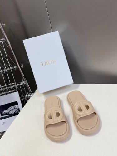 Dior迪奥春夏最新款魔术贴托凉鞋、超多明星网红种草、专柜正品购入开发 完美复刻细节 经典的版型设计上迪奥logo织带点缀、超好看超百搭、上脚非常柔软鞋面进口电