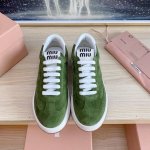 出厂 MiuMiu缪缪2025早春最新走秀款 休闲 运动鞋 阿甘鞋 德训鞋原版购入开发 做货 这款休闲运动鞋引起关注，MiuMiu缪缪在各大品牌中脱颖而出的四季