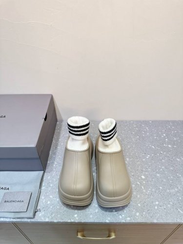Balenciaga 24Ss 秋冬季 新款 一脚蹬 大头鞋 顶级版本原版开发 极致轻量化！众多国内外一线潮流明星上脚加持！ 时髦又兼具舒适感，上脚还很显白！夏