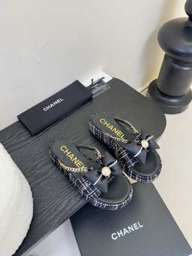 350 chanel 25C New Arrival～ 小香25早春厚底人字拖 太美了吧，，无法抗拒呀 丝绒的质地也很赞，鞋底牛皮的 内里羊皮 面专用绸缎布料