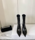 Amina Muaddi 24Ss秋冬新款 尖头足踝短靴 简约猫跟尖头时尚秀场短靴 简约设计。更加别具一格 是一双很有气质的高跟短靴 鞋面：进口头层牛漆皮 内里