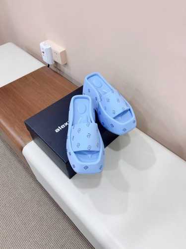冲量价 *~ 已认证 松糕厚底水台凉拖 这个夏季必须拥有一双大王鞋子 各大网红达人选择 鞋面:原版订制高丝光布料胶印全包工艺 垫脚:原版定制高丝光布料 大底:P