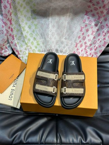 38-45 45定做 Louis V*高端精品 奢品拖鞋，1:1高端品质，休闲阳光宽松舒适型，最高版本高品质精品，经夏季必入哦！