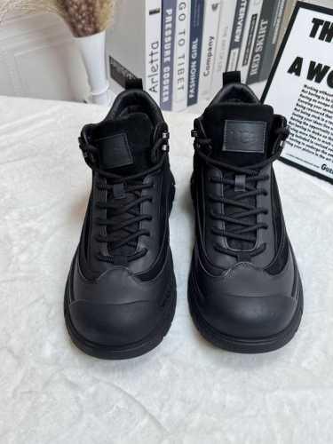 工厂价 真羊毛 Ugg 爆款男鞋官方网同步正品品质不是一般市场仿货可比拟的鞋面为进口意大利磨砂牛皮，内里：垫脚级真羊毛只有a级才能显效果 手感柔滑细腻鞋型大气，