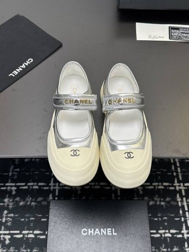 chanel 25C 春夏玛丽珍新款休闲运动鞋 天花板顶级品质 这款靴子真的是小个子福星，厚底5Cma 更精致一点 ，显腿瘦，关键是上脚很舒服 鞋面：进口牛皮
