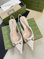 Gucci 24ss春夏新款 G家尖头马衔扣V型系列，经典再现，简约设计高雅品质，鞋面以羊皮双G布材料匠心打造，鞋面缀饰亮眼的经典马衔扣，后带着釆用松紧带设计，