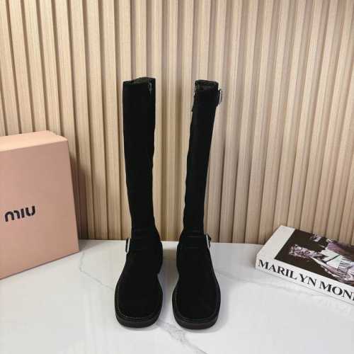 Miumiu缪缪2024Vs秋冬最新走秀爆款系列 今年最值得入手的靴子 没有之一！超多网红明星上脚 。Miumiu今年秋冬确实泰酷辣，采用进口小牛皮，让看起来更