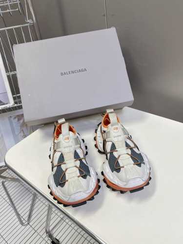 Balenciaga 巴黎世家登山鞋老爹鞋 巴黎hike的特点包括可调节的鞋面绳索细节、宽大的外底纹理以及延长的尖头设计绳索不仅为鞋面增添了层次感，还能帮助固定
