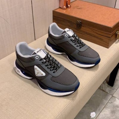 新款: 厂价: 普拉达prada* 最新爆款休闲鞋，顶端品牌奢侈～代购，顶级～质量。鞋面選用进口透气牛皮搭配材质透气羊皮垫脚 精细做工。原版个性时尚柔软橡膠耐磨