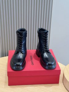 菲拉格慕. Ferragamo 男士高帮靴，最新爆款，1:1原单代购品质，顶级狠货，鞋面进口牛皮，内里垫脚均采用进口牛皮，配原版轻质发泡大底，配码39-44，