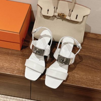 Hermes 爱马仕 Ilona 90凉鞋系列！ 时尚又百搭 超级舒服 每个细节都做到极致 原版定制小牛皮 内里混种羊皮 原版开模鞋跟 独家开发Kelly扣五金
