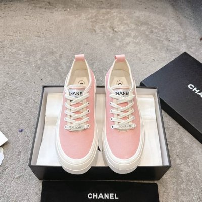 Chanel25Ss最新休闲鞋，目前超级流行的饼干鞋 网红明星小红书狂追热推 发售蠢萌可爱的造型带了点复古味！ 造型特殊，很有辨识度， 显瘦显腿长，绝对实力派，