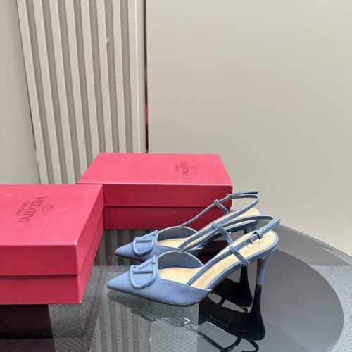 Valentin*华伦大v扣凉鞋，专柜最新系列 最高版本 V家这次出的水钻系列可以说是非常火爆了 抛弃了一贯的铆钉元素 化繁为简 更加精致耐看按正品1：1复制