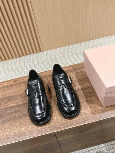 缪缪24 秋冬新品复古风小皮鞋乐福鞋 这款鞋子采用了高质感的皮革制作，光泽感强 穿着也非常的舒适。鞋子的设计简洁大方，没有多余的装饰，但却透露着一种优雅与高贵的