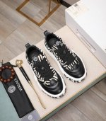 出厂价 Versace 范思哲 2024新品系列，美杜莎潮男低帮休闲鞋！采用今年最流行元素开发！潮流！个性！ 进口头层牛皮进口牛垫！原版开模大底！多色选！39-