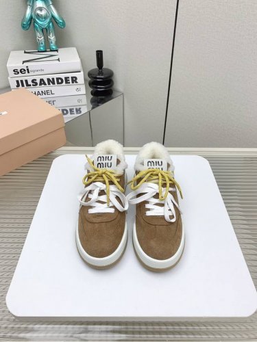 出厂 高版本 Miu Miu 秋冬新款的休闲运动小白鞋毛鞋真的美炸啦！ 简约而不简单。经典的白色，超级百搭，无论是搭配牛仔裤还是裙子人，都能轻松打造出时尚感。鞋